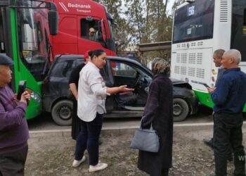 Бишкекте 2 автобустун ортосунда жеңил унаа калып калган кырсык катталды
