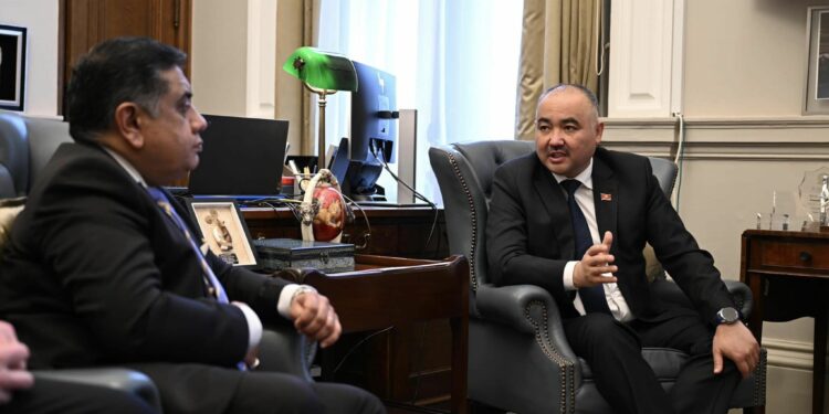 Нурланбек Шакиев Улуу Британиянын тышкы иштер министри менен жолукту