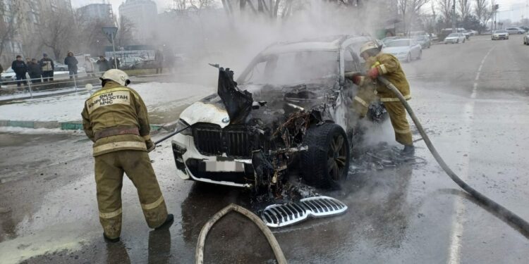 Бишкекте өрттөнгөн 2 унаа. Жабыркагандар катталган жок