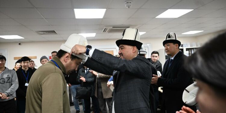 Төрага Нурланбек Шакиев Улуу Британиядагы мекендештер менен жолугуп, көйгөйлөрүн укту (сүрөт)