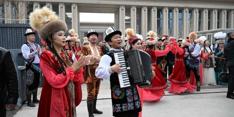 Кытайлык кыргыздардан концерт! Ыр созуу, комуз чертүү жана манас айтуусу…