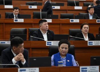 Жогорку Кеңеш “чет элдик өкүл” мыйзам долбоорун талкуусуз кабыл алды