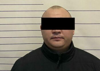 «Өлкө жетекчилиги менен байланышым бар» деп 50 миң доллар алган шектүү эсиңиздеби? Ал үй камагына чыкты