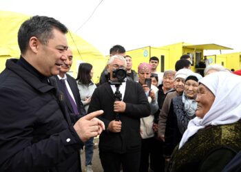 Садыр Жапаров Сокулуктагы мобилдик клиниканын иши менен таанышты (сүрөт)