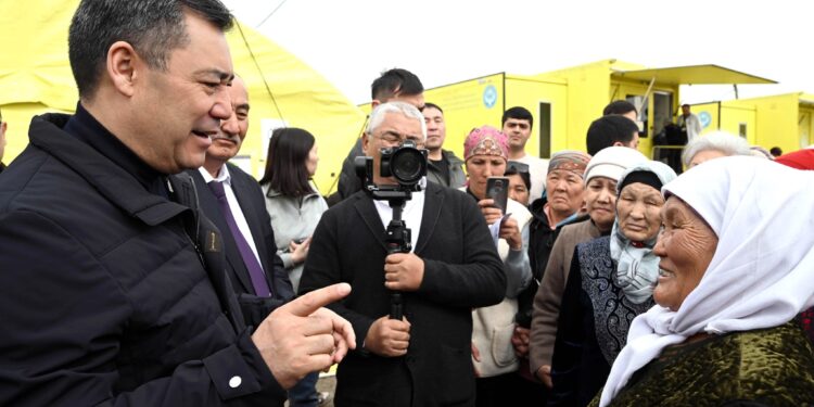 Садыр Жапаров Сокулуктагы мобилдик клиниканын иши менен таанышты (сүрөт)