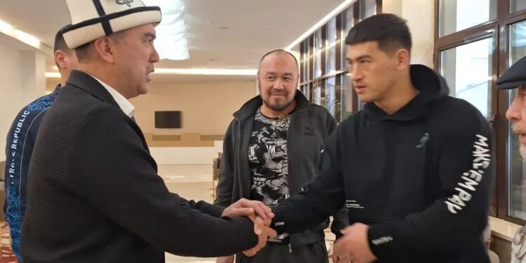 Дүйнө чемпиону Дмитрий Бивол Чолпон-Атага машыгууга барды