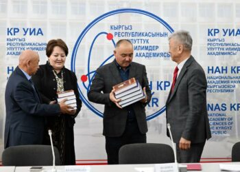 Нурланбек Шакиев Улуттук илимдер академиясына компьютер белек кылды