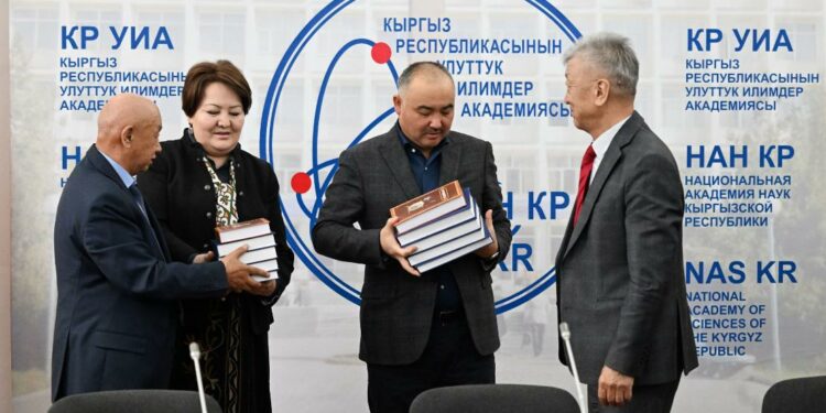 Нурланбек Шакиев Улуттук илимдер академиясына компьютер белек кылды