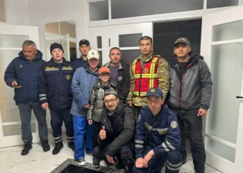 «Балдар үшүп калыптыр». Куткаруучулар Орусиядан келген туристтерди тоодон түшүрүштү