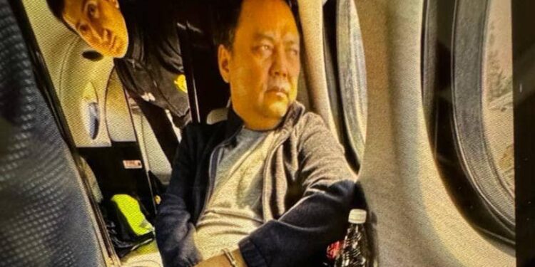 Күндүн сүрөтү: Колуна кишен салынган Райымбек Матраимов