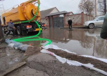 Бишкекте жаандан улам 3 үйдү суу каптады (сүрөт)