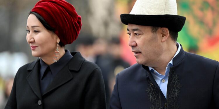 Садыр Жапаров менен Айгүл Жапарованын «Ала-Тоо» аянтындагы сүрөттөрү