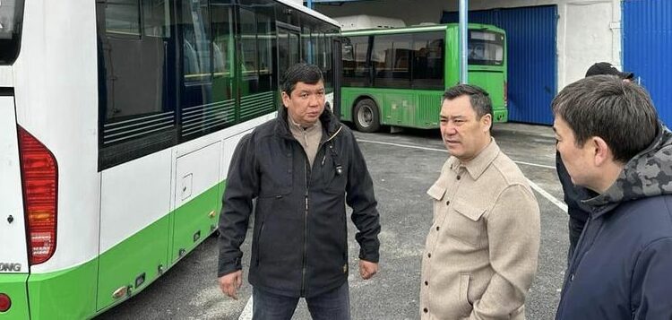 «25 миң сом айлык болбойт». Жапаров менен Ташиев автобустардын устаканасына барды