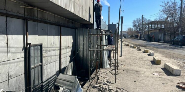 «Мадина» базарынын түштүк тарабындагы кафелер буздурулду