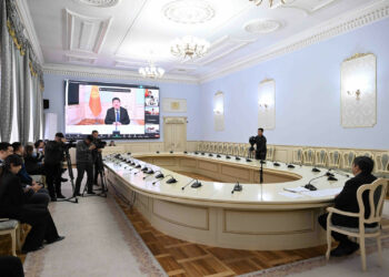 Акылбек Жапаров 217 мектептин 4 миңден ашуун окуучусуна онлайн сабак өттү