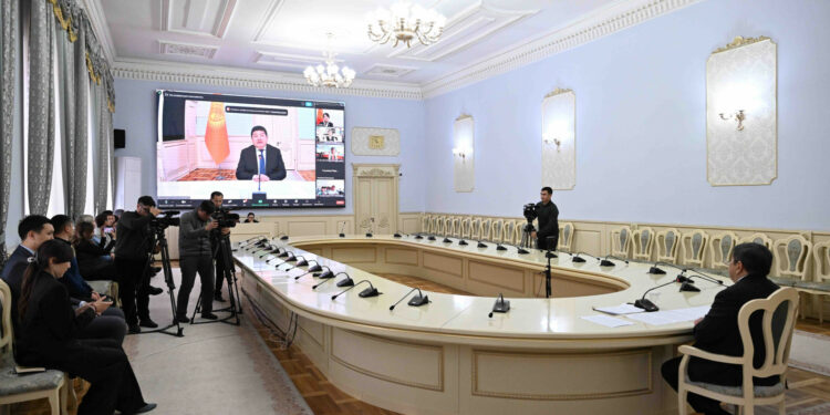 Акылбек Жапаров 217 мектептин 4 миңден ашуун окуучусуна онлайн сабак өттү