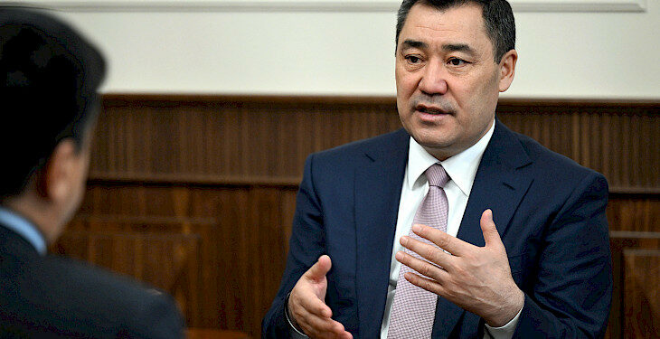 «Көзүм көрбөсө, көчүгүмдү бөрү жесин» деп жатып алсам болот эле». Садыр Жапаров жарыктын өчүп жатканы боюнча үн катты