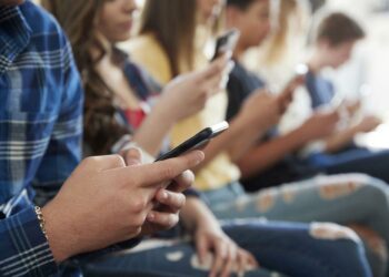 АКШнын Флорида штатында 14 жашка чейинки балдарга соцтармакка кирүүгө тыюу салынды