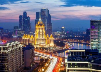 Москвада кыргызстандык аялын бычактап өлтүрүп, анын курбусу менен кайненесин өлтүрүүгө аракет кылууга шектелип жатат