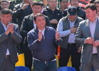 Бишкекке Бакудан Райымбек Матраимов бир туугандары менен кошо жеткирилди