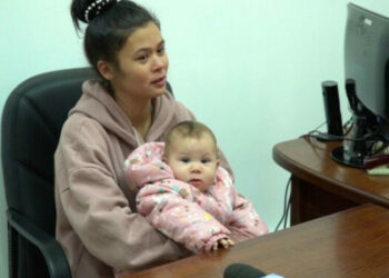 Казакстанда өрттөнүп жаткан үйдөн кошунасынын 6 баласын алып чыккан аялга үй беришти