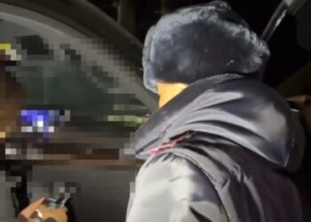 Бишкекте унаа айдап бараткан мас аялдын жол тескөөчүлөргө «концерт» койгон видеосу жарыяланды