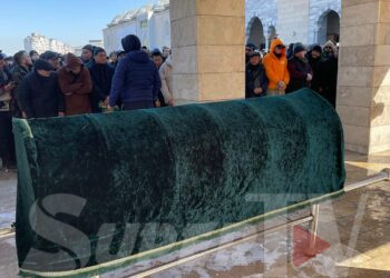 Марат Жуманалиевге мечитте жаназа окулуп жатат (сүрөт)