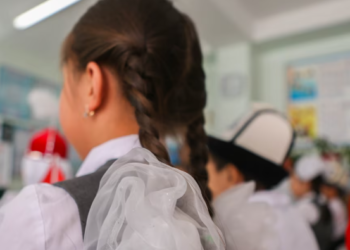 Ошто окуучу кыз мектеп директору тарабынан сабалганбы? Директор үн катты