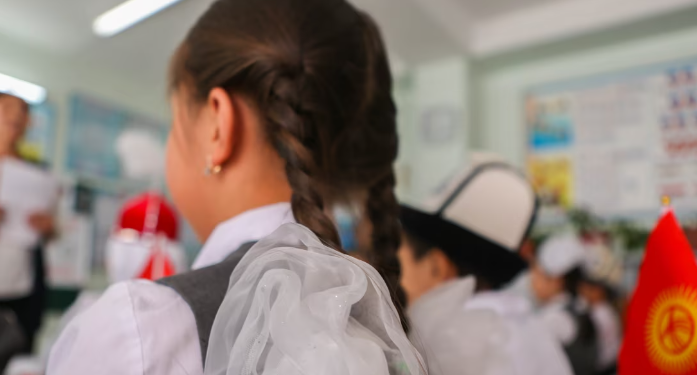 Ошто окуучу кыз мектеп директору тарабынан сабалганбы? Директор үн катты