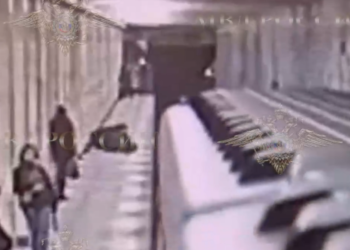 Москвада киши мурдагы сүйлөшкөн кызын поезддин алдына түртүп жиберген (видео)