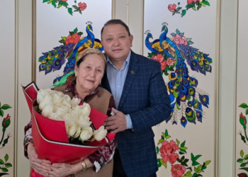 Сабырбек Жумабеков апасынын туулган күнүнө берген белегин жарыялады