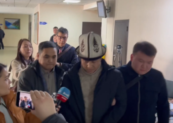 Акын Аскат Жетиген сотко жеткирилди. Анын бөгөт чарасы каралат (видео)