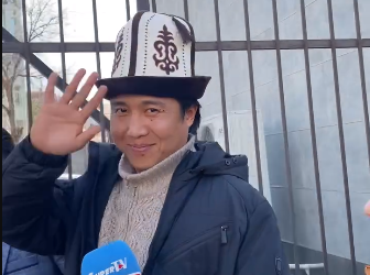 Акын Аскат Жетиген эч жакка чыкпоо тил каты менен бошотулду (видео)