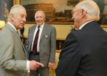 Букингем хансарайы Карл IIIтүн сүрөттөрүн жарыялады