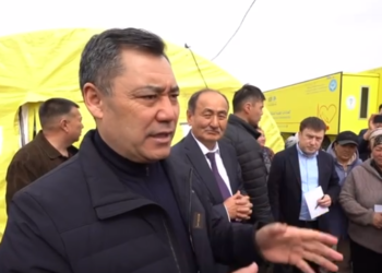 «Акча алып жатышабы?». Садыр Жапаров Сокулукта дарыгерге көрүнгөнү баргандарды текшерди (видео)