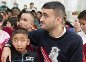 Дайыма күлүп тамак жасаган түркиялык ашпозчу Бурак Өздемир Кыргызстандагы сүрөттөрү менен бөлүштү