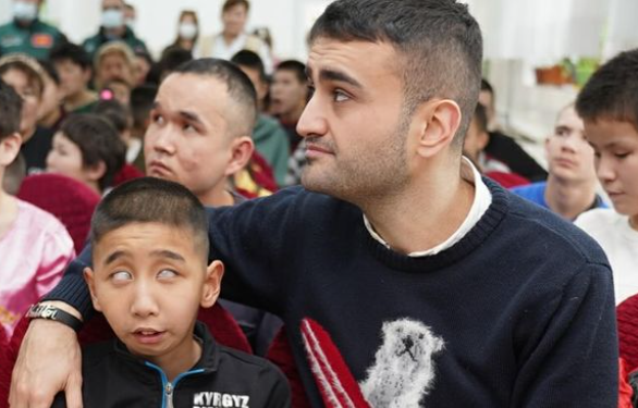 Дайыма күлүп тамак жасаган түркиялык ашпозчу Бурак Өздемир Кыргызстандагы сүрөттөрү менен бөлүштү