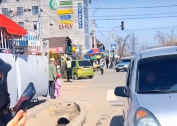 «Мен шашып жаткам». Жол тескөөчүнү артынан чуркаткан айдоочунун видеосу