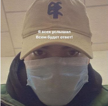 Көчөдө кетип бара жаткан кызды эч себепсиз сөккөн блогер 5 суткага камалды