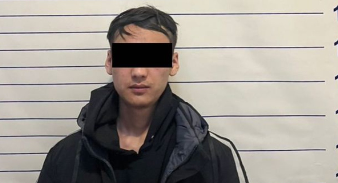 Бишкекте кеңседен акча жана көзөмөл камераны уурдоого шектүү кармалды