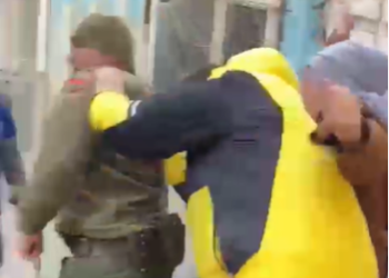 Жалал-Абадда кармоо учурунда атасына болушкан баланын видеосу тараган. Дагы бир видео жарыяланды