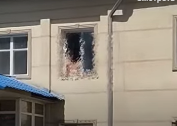 Токмоктогу мейманкананын терезесиндеги жылаңач кызды видеого тартып алышкан. Милиция эмне дейт?