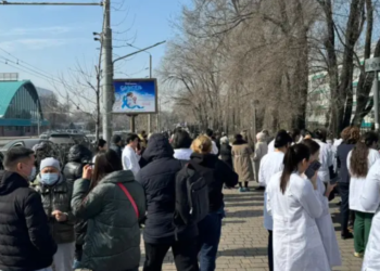 Алматыда катуу жер титирөө катталып, жарандар сыртка чыгышты (видео)