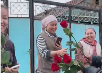 Жалал-Абадда милиция кызматкерлери айымдарга гүл таратты (видео)