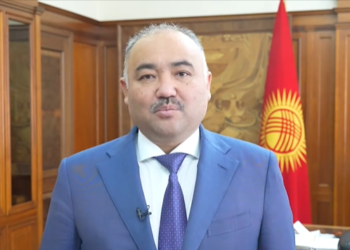 Депутаттар айымдарга арнап ыр окушту (видео)