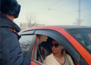 Бишкекте жол тескөөчүлөр пранкка салып, айымдарга гүл таратышты