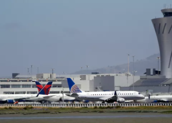 АКШда учуп бара жаткан учактын дөңгөлөгү түшүп калган (видео)