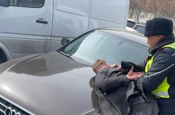 Чүйдө унаа айдай качкан шектүү жол тескөөчүлөргө да баш ийбей качты