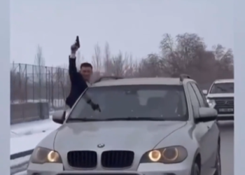 Үйлөнүү тойдо унаадан белине чейин чыгып, асманга ок чыгарган жаран аныкталды (видео)