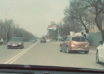 Бишкекте унаадан белине чейин чыгып алган жарандын видеосу тарады